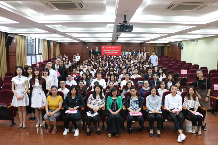 经济学院于5月25日下午在宝山校区东区经管大楼蔡冠深