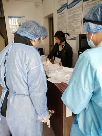 出版社老师核对打包教材与征订信息 出版社老师核对打包教材与征订信息