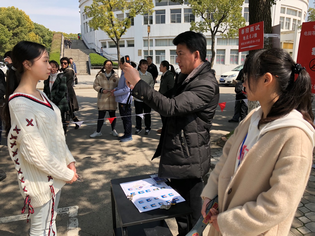 图2.仔细比对考生照片 图2.仔细比对考生照片
