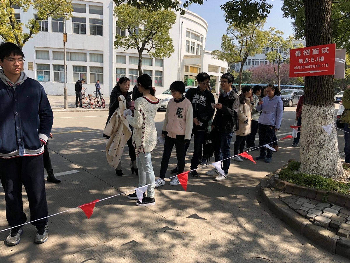 图1.考生排队进入考场 图1.考生排队进入考场