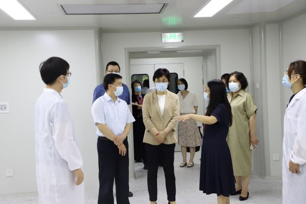 市财政局领导一行调研微电子学院