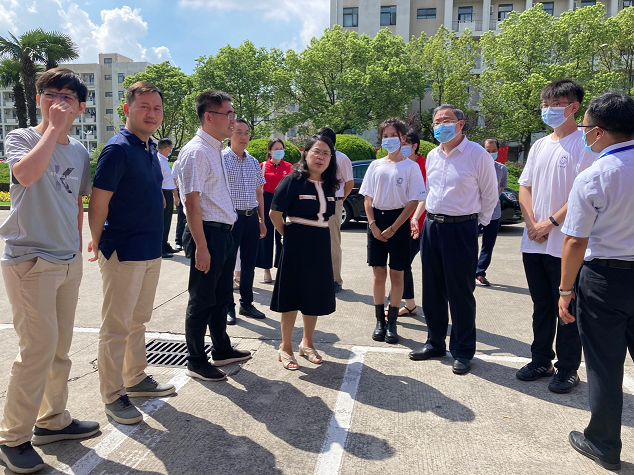 校领导看望微电子学院2021级本科新生