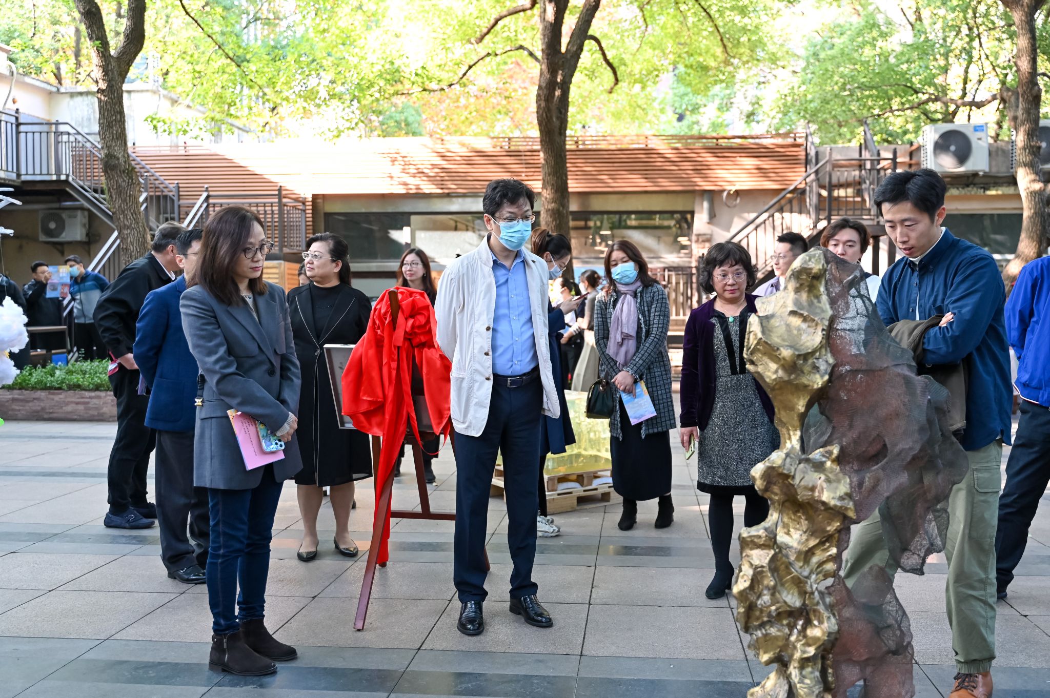参展艺术家在为嘉宾导览展览作品1.jpg 参展艺术家在为嘉宾导览展览作品1.jpg
