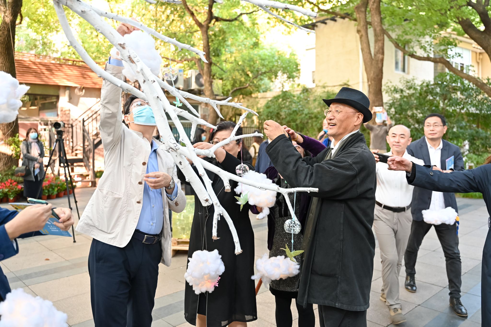 15-双方嘉宾点亮云灯之树,启动人民公园艺术社区展.jpg 15-双方嘉宾点亮云灯之树,启动人民公园艺术社区展.jpg