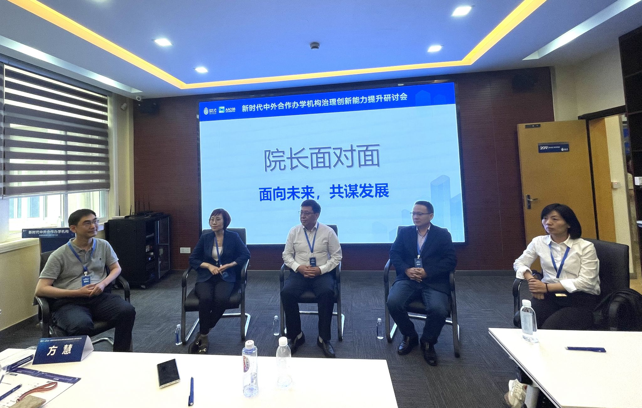 圆桌.jpg 圆桌.jpg