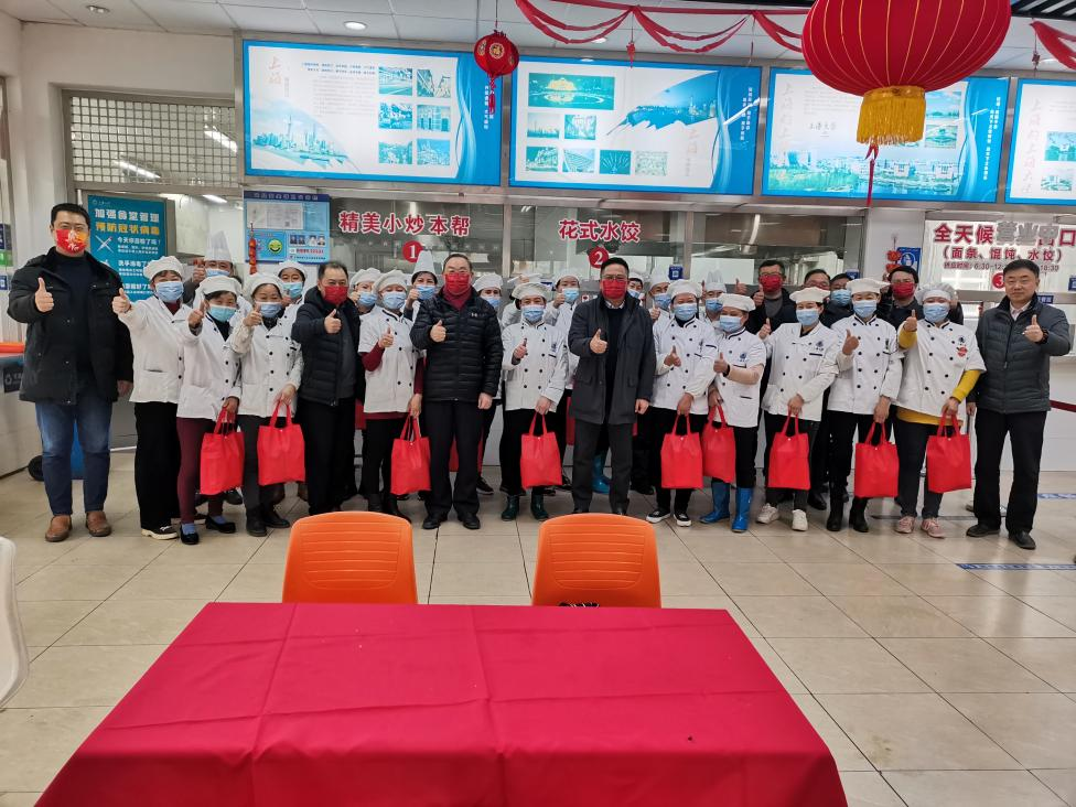 校领导大年初一慰问坚守岗位的一线后勤保障人员和留校学生代表