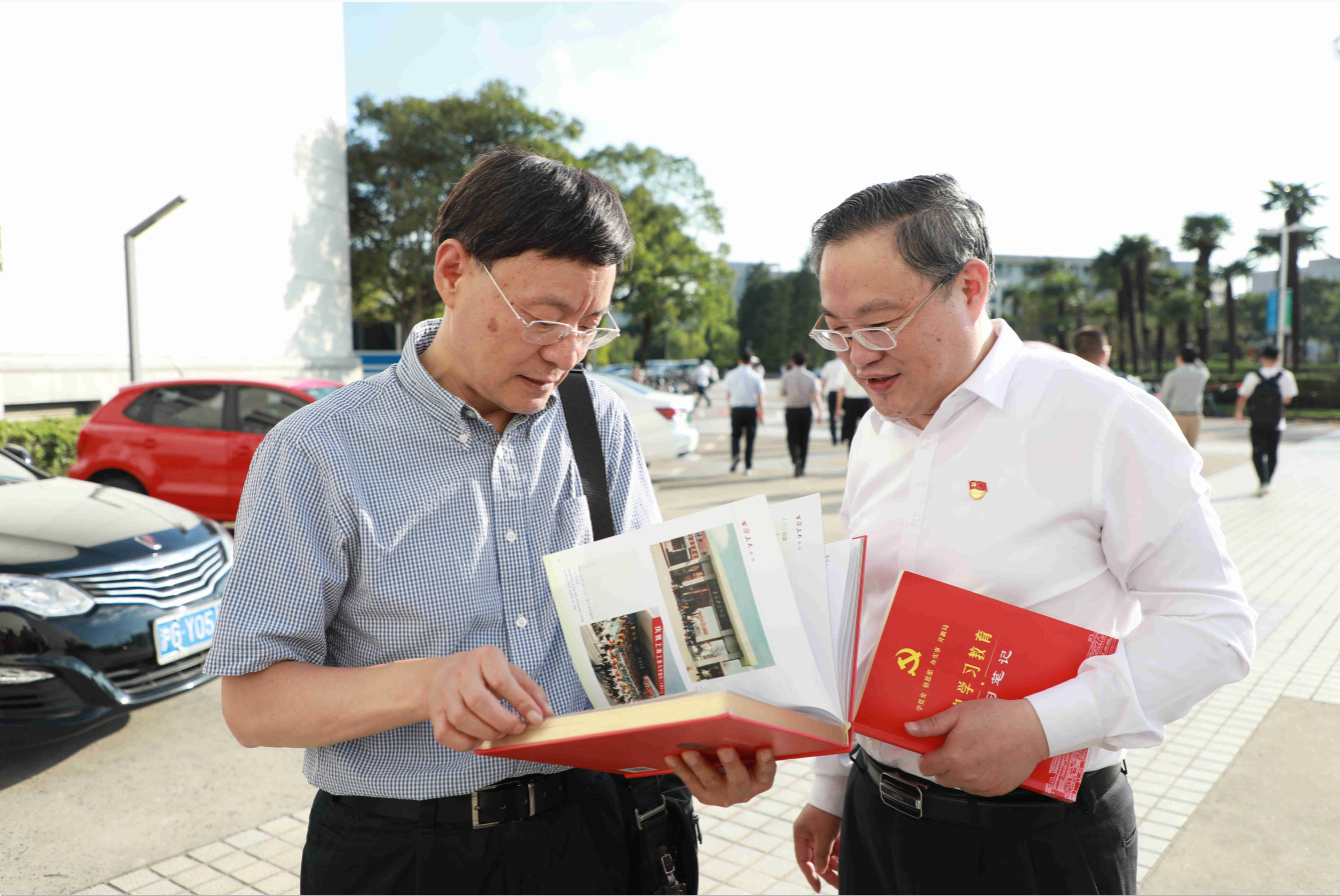 校党委书记成旦红,校党委副书记,校长刘昌胜院士与陈高宏教授亲切交谈