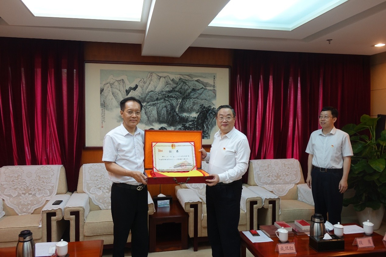 校领导参加天安门国旗受赠仪式