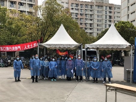 参与教材发放的部分教师与学生志愿者